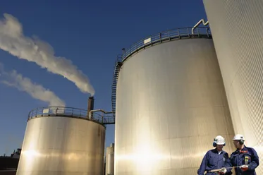 Sprzeczne informacje na temat naftowych sankcji na Iran