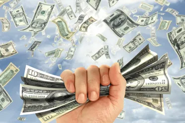 Dolar nadal traci, dzień z inflacją