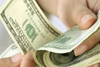 Złoty liderem wzrostów w regionie