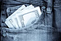 Złoty pozostaje stabilny przy niskiej aktywności rynku