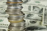 EUR/PLN poniżej 4,40 PLN, inwestorzy wracają na rynki