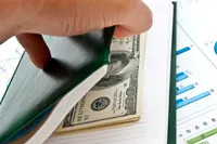 Dolar nieco mocniejszy, bo inwestorzy nie są pewni…
