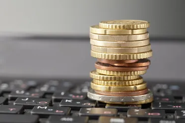 Euro oraz giełdy tracą po piątkowych wskaźnikach PMI