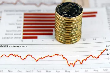Złoty zaczeka na globalne rozdanie
