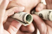 Dolar nie traci znacząco na wartości