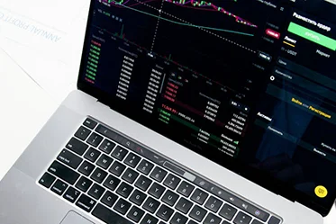 Stopy procentowe NBP a kurs EUR/PLN – czy analiza techniczna forex pomaga traderom prognozować rzeczywiste koszty kredytów?