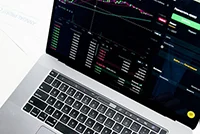 Stopy procentowe NBP a kurs EUR/PLN – czy analiza techniczna forex pomaga traderom prognozować rzeczywiste koszty kredytów?