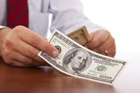Mocny dolar przed raportem NFP
