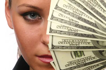 Dolar słabnie przez cła i inflację