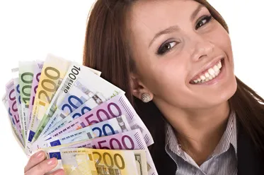 Dolar jednak oddaje pola