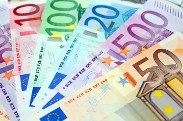 Euro traci na wejściu