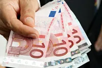 Oferta na akcje PGE wzmaga popyt na złotego